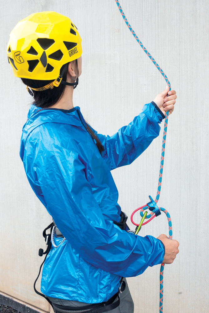 <strong>GOOD!</strong> The PBUS method of belaying keeps the brake hand in the brake position at all times. The brake hand always stays below the belay device.